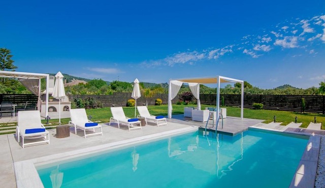 Madini Luxury Villa with free Pool Heating