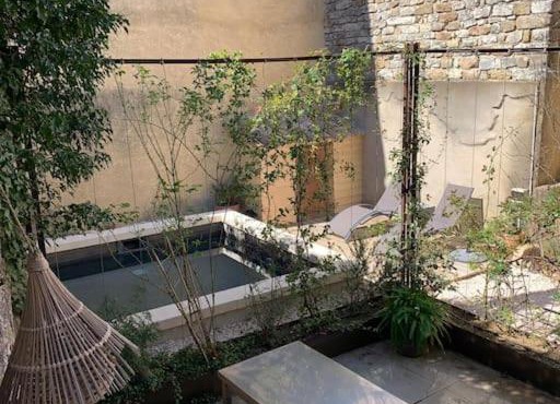 Maison atypique avec jardin et piscine in Cornillon