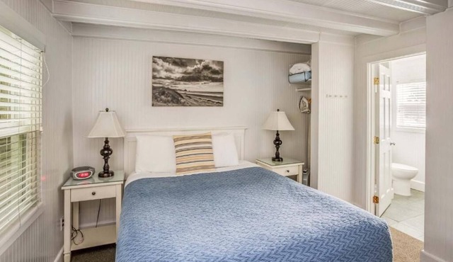 McBee Cottage - Standard Queen at Cannon Beach Hotel Collection! Kitchenette in Cannon Beach