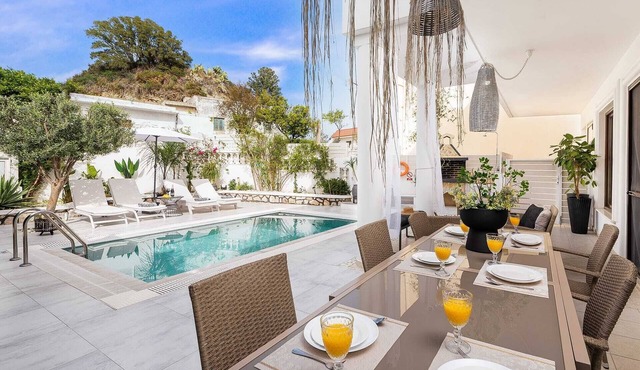 Mikaelas Pool House