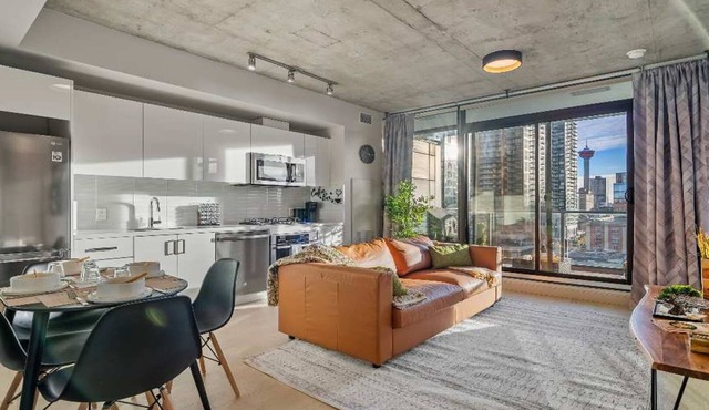 Miso 2 BD - Skyline View, Patio, Gym, Pool & AC in Calgary