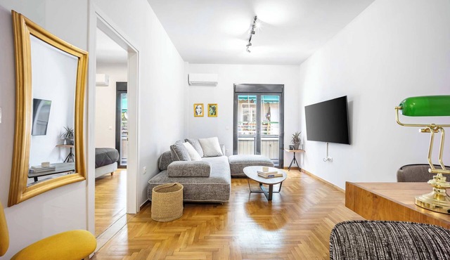 Modern 2BR in Exarchia | Ensuite Baths & Workspace in Athina