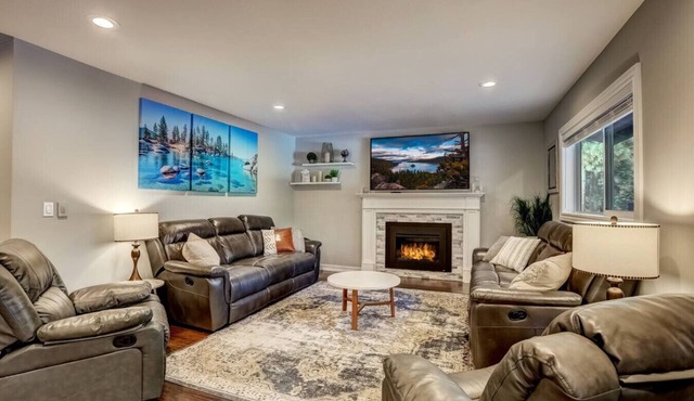 Modern 5BR Home | Chef’s Kitchen | BBQ | Sleeps 10 in Stateline