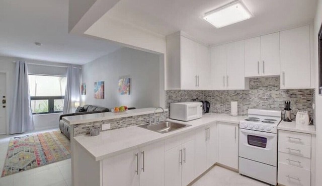 Modern condo: Steps from Atlantis & Beach in Bayview Lane