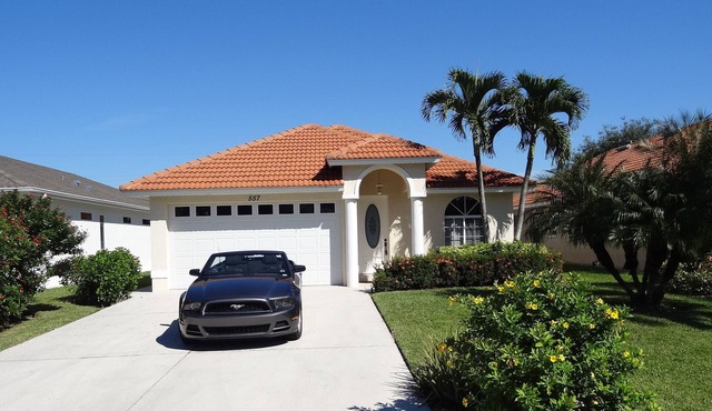 Modern villa, short walk to the beach, screened heated pool in Naples