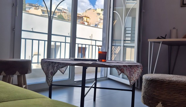 Mokshouse – Bright, Comfortable Apartment near City Center and Beach