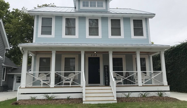 New Home with swim spa, theatre & game room. 1 block to town & close to beach. in South Haven