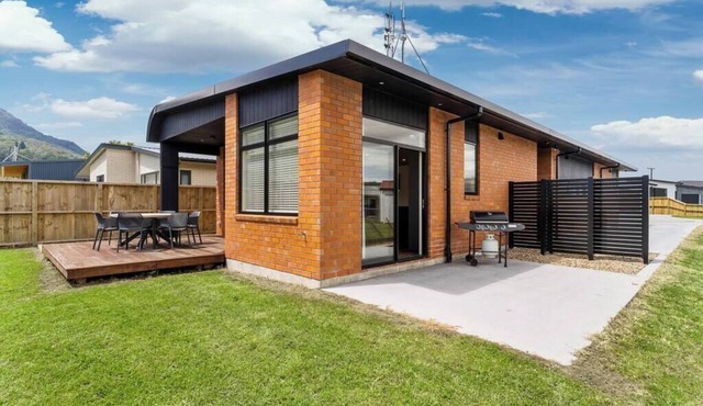 New, purpose built, executive holiday home, centre of town. in Te Aroha