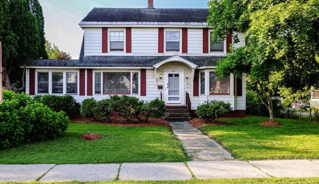 Newly Updated Large Home, Walk Downtown, UVM & Hospital ~ Includes Bicycles! in Burlington