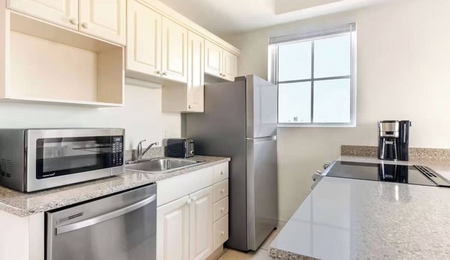 Ocean Escape Studio w/Kitchen l Heated Pool by Atlantic Beach in Ormond Beach