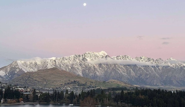 Peaceful 2BR Haven in Fernhill with lake views in Queenstown