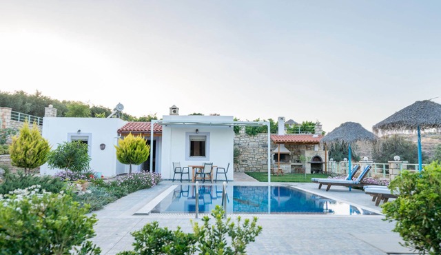 Peaceful fully-equipped villa Erato, Pitsidia - garden, swimming pool, BBQ, Wifi in Faistos
