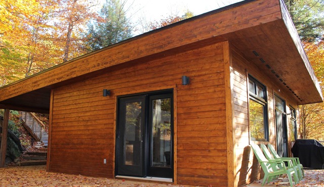 Peaceful modern cottage on lake nestled in the woods & pet friendly in Gore