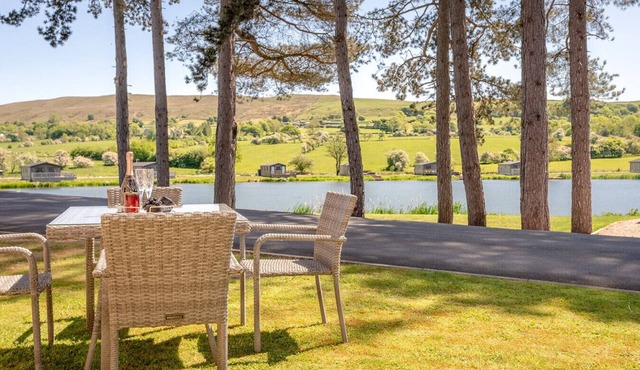 Pendle View Gatehouse – Lakeside Stay in the Ribble Valley in Clitheroe
