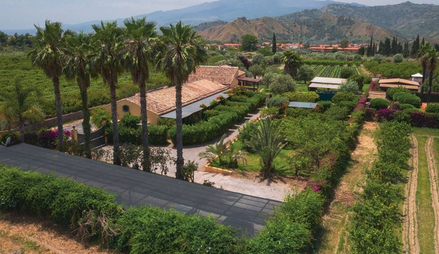 Polyfemo-charming farmhouse-countryside of Taormina-near the beach-stunning pool in Trappitello