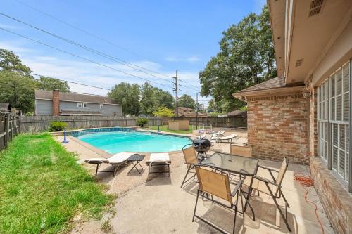 Pool Paradise Game Tables Sleeps 16 Grill in Houston