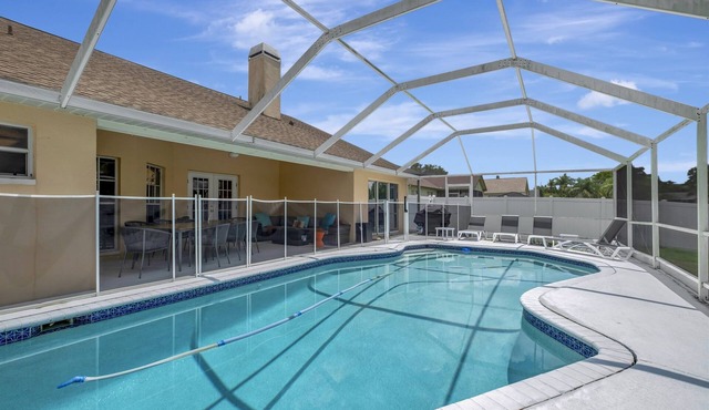 Pool | Waterfront Lake | 12 PPL | Gorgeous in Riverview