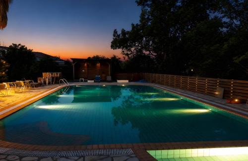 Poolfront Escape – Cabana 13