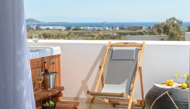 Premium Home with 2 Bedrooms, Outdoor Hot Tub and Sea View