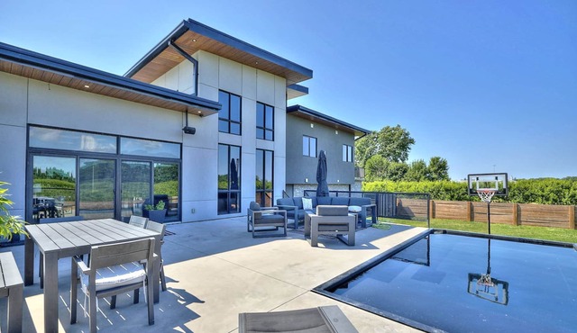 Private Executive Family Home in St.Catharines