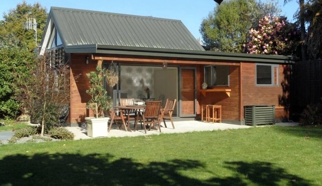 Private self-contained. Great neighbourhood location. Close forest & geothermal in Springfield