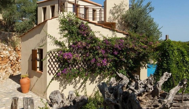 R 589 Luxury villa with Private Infinity Pool Jacuzzi Sea Views BBQ