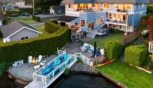 Relaxing 4 bed, 4 bath, + private studio lakefront home on Lake Stevens! in Lake Stevens
