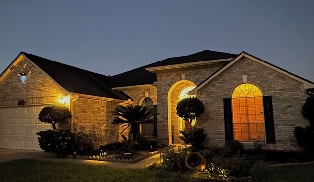 Relaxing home with Smart TVs in all Bedroom, Breakfast & Fast Tesla Charger in Tomball