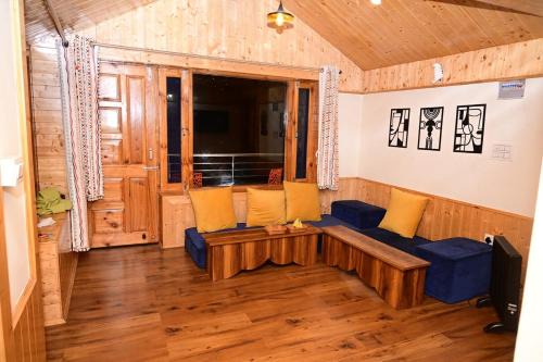 Romantic loft with mountain view in manali in Haripūr