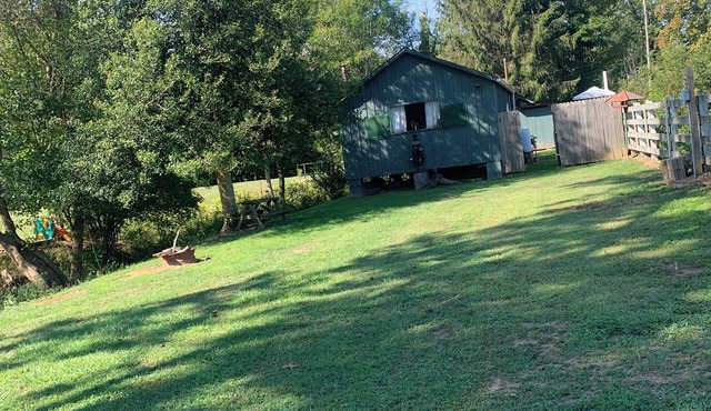 Rustic River Front cabin 5 minutes away from I77 & 10 minutes from town. in Parkersburg