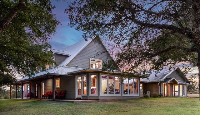 Savage Ranch & Vineyard - 39 acres, upscale ranch, gourmet kitchen, pool/spa in Giddings