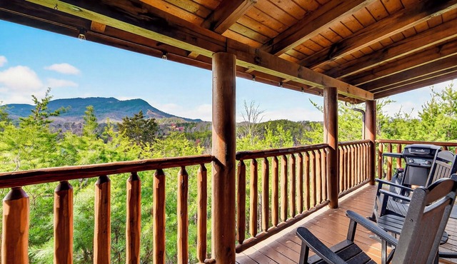 Scenic View, King Bed, Hot Tub, Private Getaway in Sevierville