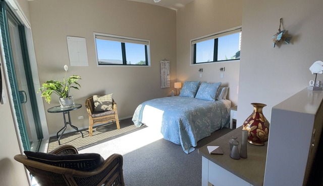 Seaside Studio Apartment with sea view deck in Ōhope