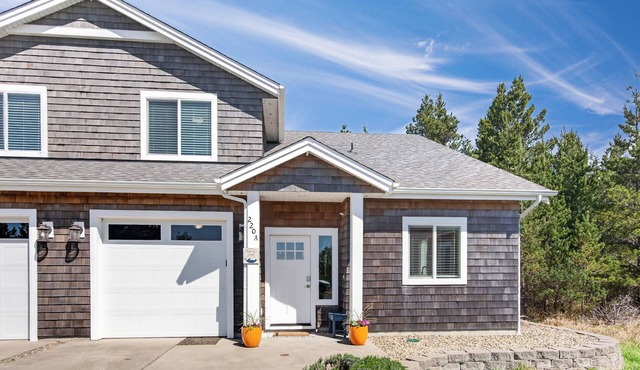Short walk to BEACH ● 3 bedrooms w/TVs ● 2 KING beds ● Dogs OK ● Fireplace in Long Beach