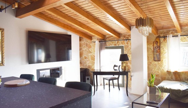 Skyview Suite Apartment with Mountain View, Wi-Fi, and Air Conditioning