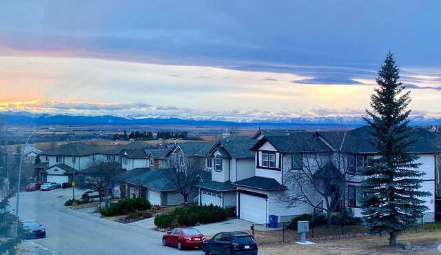 Spacious 2-Bedroom Suite w/Sauna, Pool & Mountain Views in Calgary
