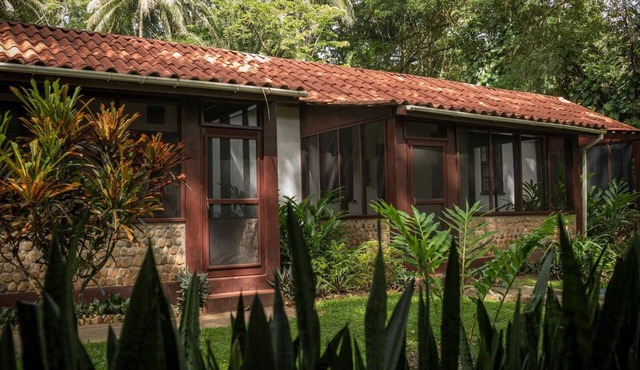 Spacious Double-Queen Casita w/Screened Porch & A/C - Steps to Treehouse Bar in San Ignacio