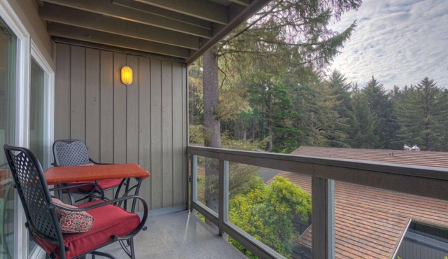 Spacious Forest-View Suite with Balcony in Otter Rock