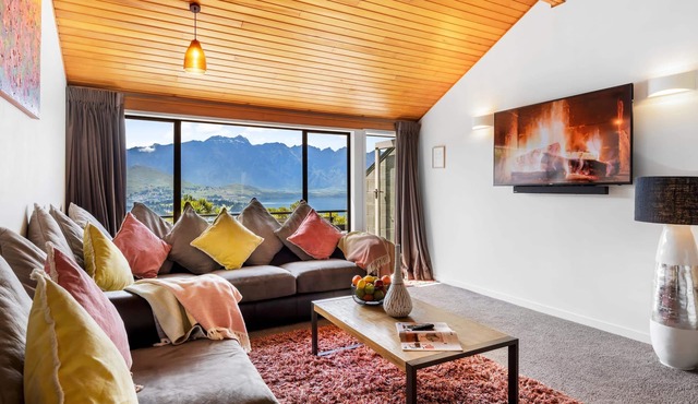 SPACIOUS LAKE VIEW LUXURY SPA TOWNHOUSE WALK TO TOWN in Fernhill