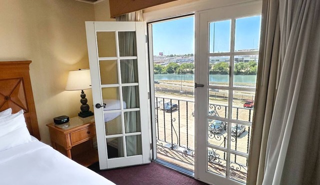 Spacious Pet-Friendly Riverside Suite 3 Units w/Grill & Bar, Pool & Hot Tub in Laredo