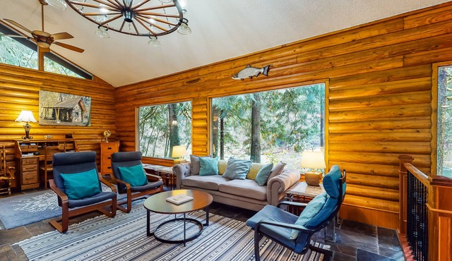 Spacious riverfront lodge with beach access, private hot tub & forest views in Washougal