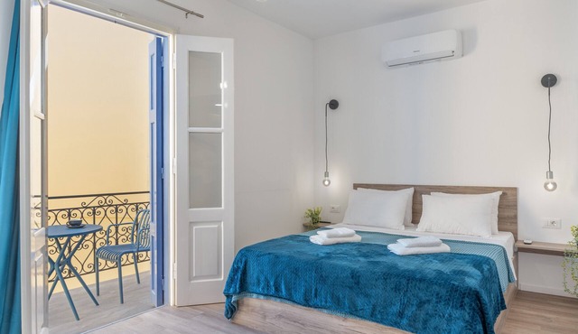 Studio '11' with Private Balcony, Kitchenette, Wi-Fi and Air Conditioning