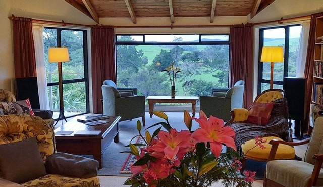 Stunning river views with convenient mini-kitchenette in Haruru