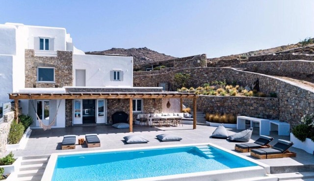 Stunning view villa, 2 minutes walk to sandy beach!