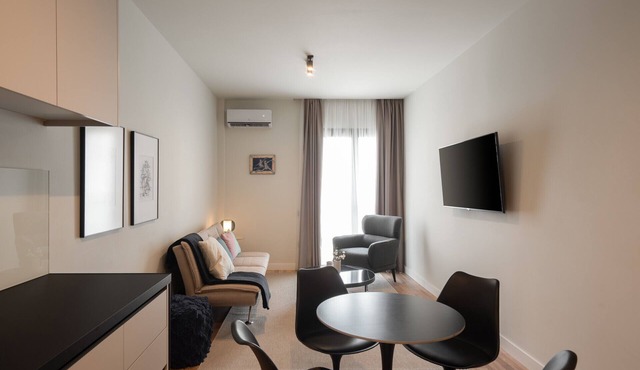 Stylish 2BR Apt | Rooftop w/Sauna & Views/Gym