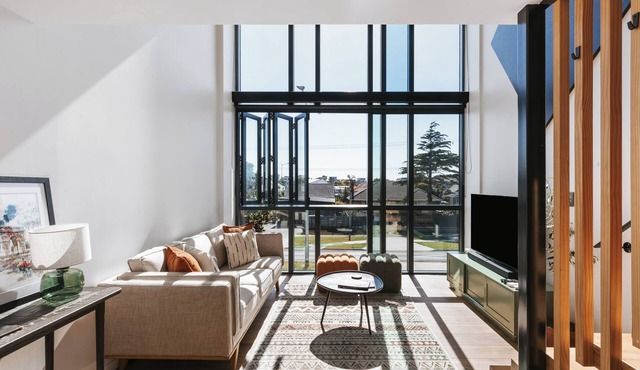 The Loft - Modern 1-Bedroom Loft-Style Apartment in Mount Maunganui – King Bedroom with Ensuite, Close to Blake Park & Beach, Located Above Mixture Café, Heat Pump, Parking Included in Mount Maunganui