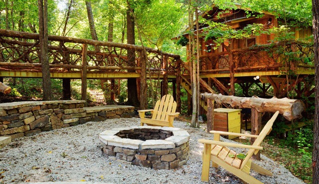 The Natural Treehouse Retreat 87 Getaway in Mountain View
