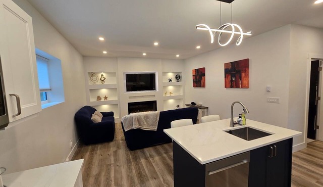 The Tree Nest - Modern private suite 5 minutes to golfing, lakes and amenities in Langford