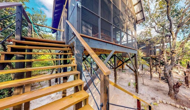 Three forest cabanas with verandas, hammocks, WiFi & partial AC - walk to beach in Placencia