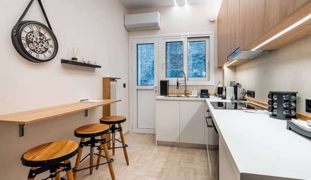 Tranquil 2-bedroom APEX apartment with AC in lovely Athina